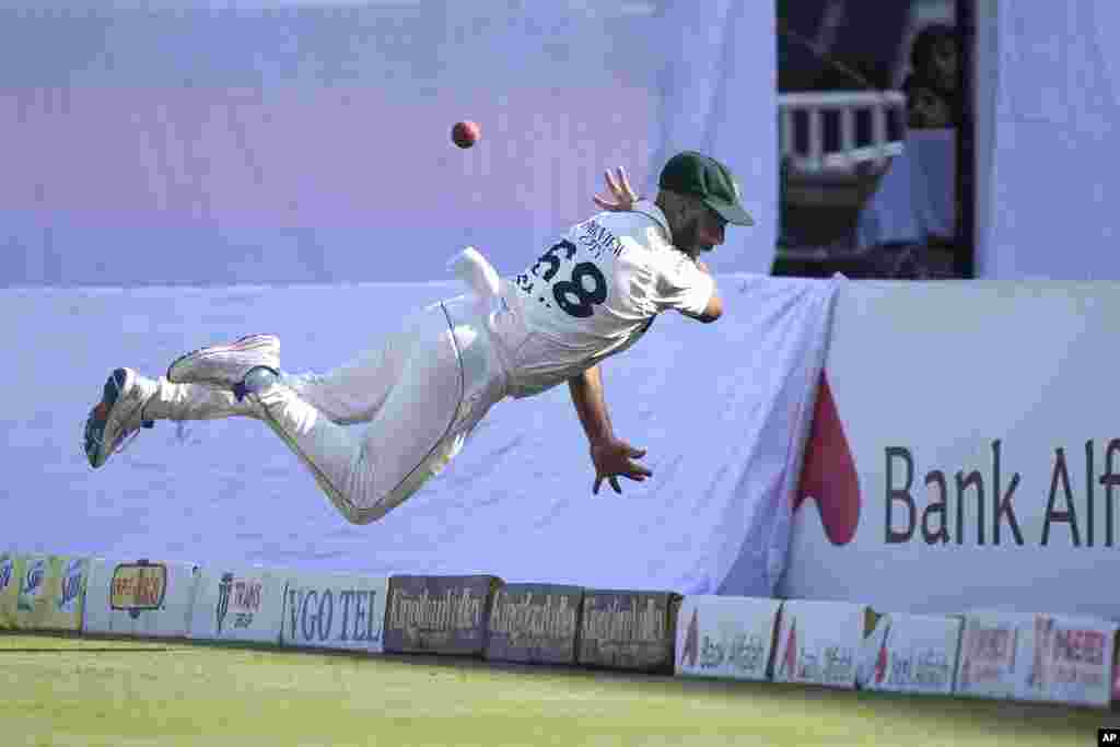 Pakistan&#39;s Sajid Khan attempts to take a catch of England&#39;s Jamie Smith on the boundary edge during a cricket match between Pakistan and England, in Rawalpindi, Pakistan.