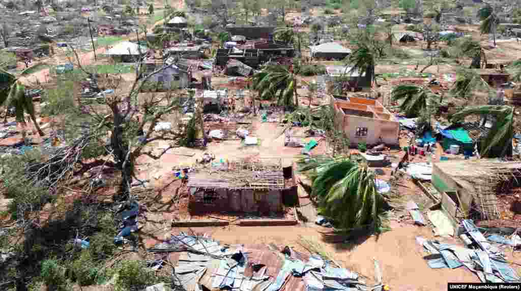 Edifícios parcialmente destruídos e árvores desenraizadas permanecem depois de o ciclone Chido ter o distrito de Mecufi, província de Cabo Delgado, Moçambique, a 16 de dezembro de 2024, nesta captura de ecrã retirada de um vídeo de um drone.&nbsp;