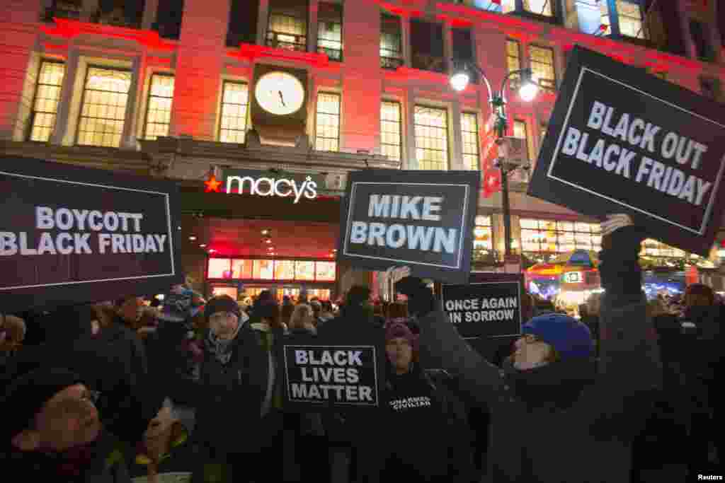 У Нью-Йорку у день розпродажів протестувальники нагадують про вбивство чорношкірого підлітка Майкла Брауна. Гасло на одному з плакатів - &quot;Життя чорних важливі!&quot;