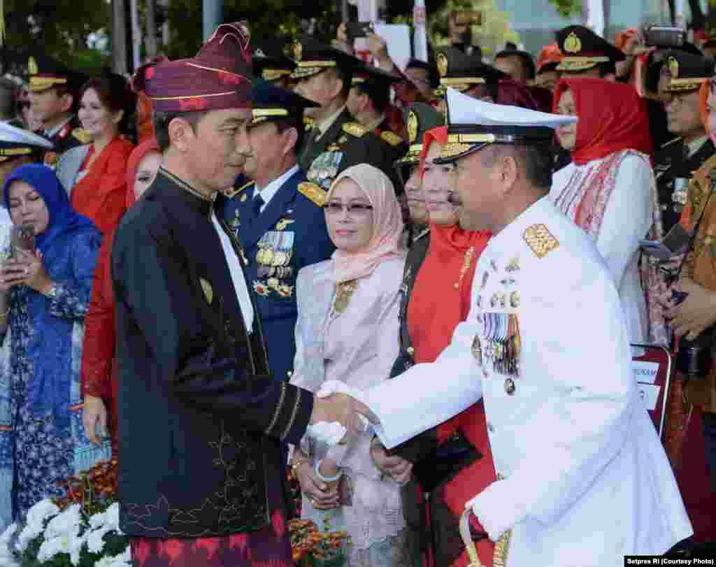 Presiden Joko Widodo menyalami hadirin yang ikut secara langsung menyaksikan pengibaran bendera di Istana Merdeka Jakarta, 17 Agustus 2017. (Courtesy: Setpres RI)