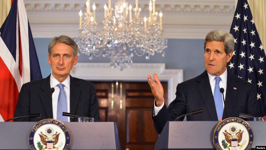 Menteri Luar Negeri Amerika John Kerry (kanan) dan Menteri Luar Negeri Inggris Philip Hammond dalam jumpa pers di Washington (8/10). (Reuters/Mike Theiler)