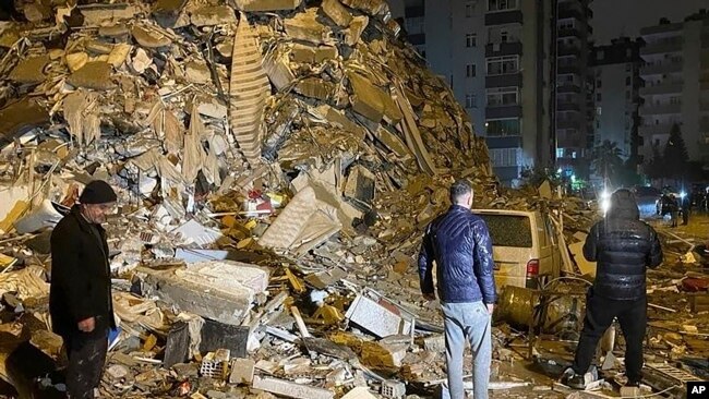 یکی از ساختمانهای که در اثر زلزلهٔ روز دوشنبه در ترکیه ویران شده است