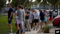 Para pemilih AS antre untuk memberikan suara di Pusat Rekreasi Wa-Ke Hatchee di Fort Myers, Florida, pada pemilu paruh waktu Selasa, 8 November 2022.