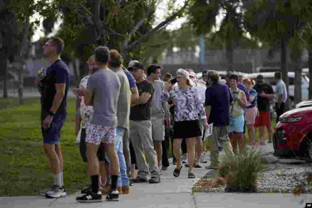 Electores del condado Lee hacen largas filas para emitir su voto en un centro recreacional en Fort Myers, Florida, el martes 8 de noviembre. Esta érea fue devastada por el paso del huracán Ian. (Foto AP,&nbsp;Rebecca Blackwell)