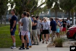 Pemilih AS antre untuk memberikan suara di sebuah TPS di Fort Myers, Florida Selasa (8/11), sementara jumlah pemilih yang memberikan suara tahun ini diperkirakan mencatat rekor.