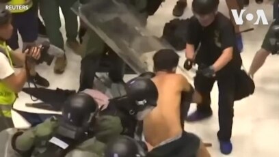Cảnh sát-người biểu tình hỗn chiến trong khu mua sắm ở Hong Kong