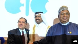 Le ministre de l'Energie algérien Noureddine Boutarfa, à gauche, avec son homologue qatari Bin Saleh Al-Sada, et le secrétaire général de l'OPEP Mohammed Barkindo, à droite, à Algers, Algérie, le 28 septembre 2016.