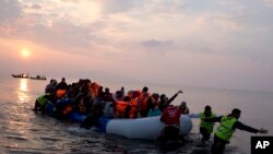 Para relawan membantu migran dan pengungsi setibanya mereka di Pulau Lesbos Yunani timur laut, setelah menyeberangi laut Aegean dari Turki. (Foto: dok).