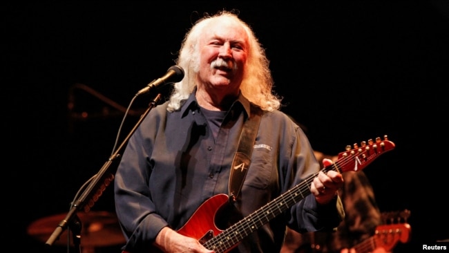 ARCHIVO - David Crosby durante una actuación benéfica en el Teatro Nokia de Los Ángeles, en octubre de 2012.