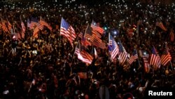 Para pengunjuk rasa anti-pemerintah berdemo memprotes rencana penerapan Undang-Undang Keadaan Darurat di Hong Kong, China, 14 Oktober 2019. 