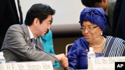 Umushikiranganji wa mbere w'igihugu c'Ubuyapani, Shinzo Abe, ariko araramukanya na president w'igihugu ca Liberia Ellen Johnson Sirleaf kw'igenekerezo rya 2 ry'ukwezi kwa gatandatu, igihe c'inama yabereye mu gihugu c'Ubuyapani yerekeye iterambere rya Afrika