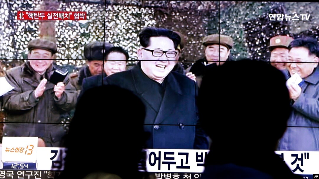 Warga di Seoul, Korea Selatan,menonton tayangan yang memperlihatkan pemimpin Korea Utara Kim Jong-un. (AP/Ahn Young-joon)