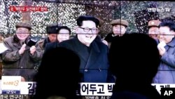 Warga di Seoul, Korea Selatan,menonton tayangan yang memperlihatkan pemimpin Korea Utara Kim Jong-un. (AP/Ahn Young-joon)