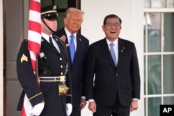 Presiden Donald Trump, tengah, menyapa Perdana Menteri Jepang Shigeru Ishiba, kanan, di Gedung Putih, Jumat, 7 Februari 2025, di Washington. (Foto: AP/Evan Vucci)