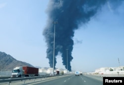 تصویری از دود ناشی از حملات روز شنبه به تأسیسات فجیره