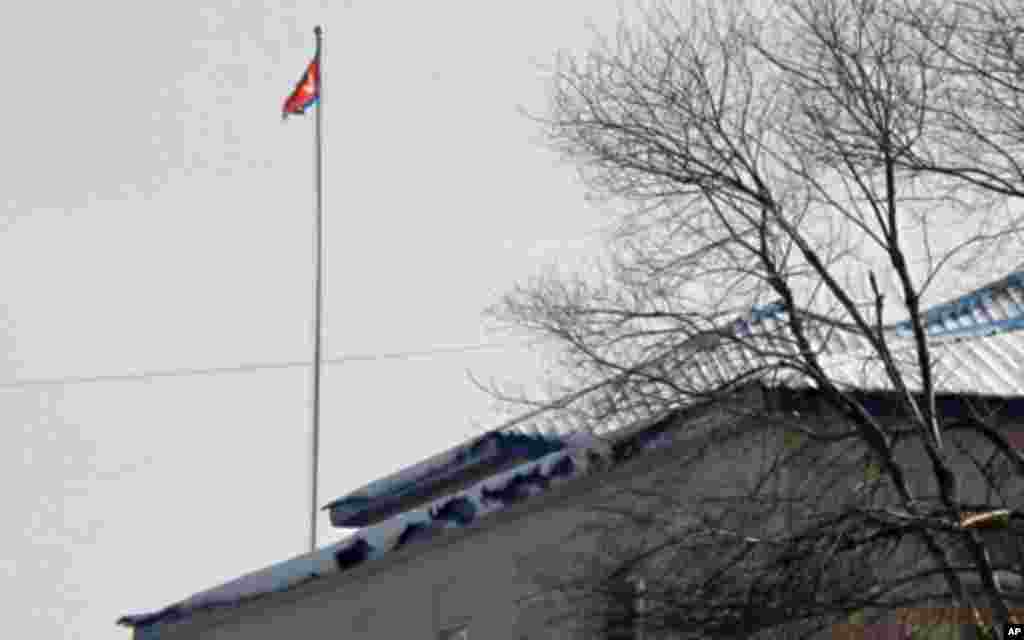 国旗飘扬的北韩建筑物