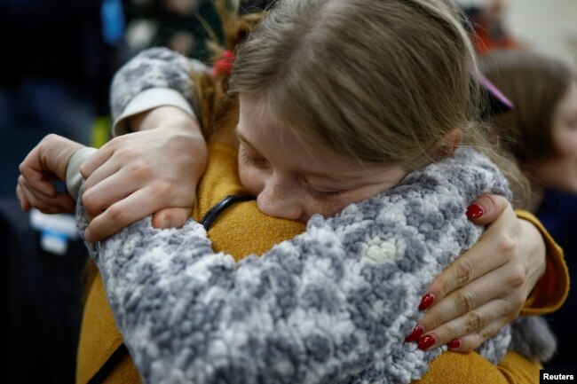 Valeriia, who went to a Russian-organised summer camp from non-government controlled territories and was then taken to Russia, embraces her mother Anastasiia after returning via the Ukraine-Belarus border, in Kyiv, Ukraine April 8, 2023. (REUTERS/Valentyn Ogirenko)