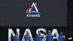 En la fotografía aparecen cinco de los astronautas que serán parte de las misiones Artemis, que esperan alunizar en el 2024.