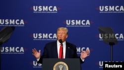 Presiden AS Donald Trump menyampaikan pernyataan tentang dukungannya terhadap pengesahan perjanjian perdagangan AS-Meksiko-Kanada (USMCA) selama kunjungan ke Milwaukee, Wisconsin, 12 Juli 2019. (Foto: Reuters)