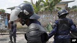 Riot police dismantle a roadblock in Democratic Republic of Congo's capital Kinshasa December 10, 2011.