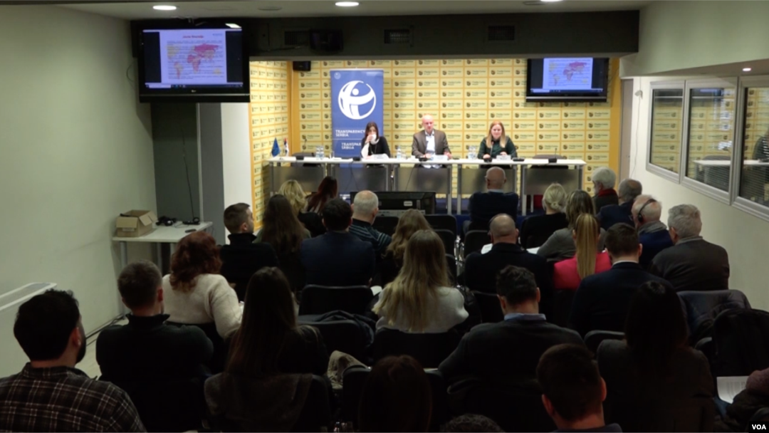 Predstavnici organizacije Transparentnost predstavljaju globalnu listu Indeksa percepcije korupcije u javnom sektoru u Srbiji (foto: VOA)