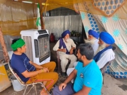 Protesting farmers have equipped their temporary structures on a highway on the outskirts of Delhi with coolers and fans. (Anjana Pasricha/VOA)