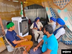 Protesting farmers have equipped their temporary structures on a highway on the outskirts of Delhi with coolers and fans. (Anjana Pasricha/VOA)