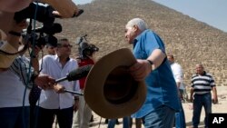 L’archéologue égyptien Zahi Hawass, ancien chef des antiquités de l'Egypte, parle en face de la Grande Pyramide, construite par Khéops, connu localement comme Khéops à Gizeh, en Egypte, 2 juin 2016. 