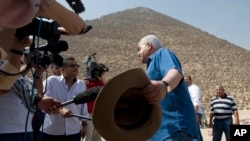 L’archéologue égyptien Zahi Hawass, ancien chef des antiquités de l'Egypte, parle en face de la Grande Pyramide, construite par Khéops, connu localement comme Khéops à Gizeh, en Egypte, 2 juin 2016. 