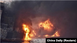 El tanquero iraní Sanchi aparece envuelto en llamas en el Mar de China en esta foto del 13 de enero 2018 suministrada por el Centro de Búsqueda y Rescate Marítimo de Shanghái y divulgada por el diario China Daily. 