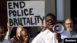 El pastor Derrick Golden participa de la manifestación en la ciudad de McKinney, Texas contra la brutalidad policial. 