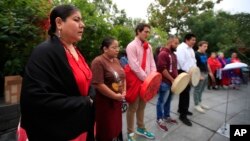 Warga suku asli Amerika mengadakan acara doa bersama untuk menghormati dan mengenang perempuan dan anak-anak Indian Amerika dan suku asli Alaska yang hilang dan dibunuh. Acara digelar di Museum Nasional Indian Amerika di Washington, 11 September 2018. (Foto: AP)