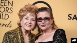 Aktris Debbie Reynolds dan putrinya Carrie Fisher pada acara 21st Screen Actors Guild Awards di Shrine Auditorium, 2015, di Los Angeles. 