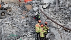 Para petugas penyelamat turut serta dalam operasi evakuasi di lokasi runtuhnya konstruksi jalan raya di Cheonan, Korea Selatan, pada 25 Februari 2025. (Foto: Kim Hong-ji/Reuters)