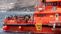 FILE - Para migran turun di pelabuhan "La Estaca" di Valverde di pulau Canary El Hierro, Spanyol, Senin, 26 Agustus 2024. Para migran tiba dengan perahu setelah pelayaran tiga belas hari dari pantai Senegal. (Maria Ximena/AP)