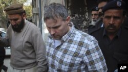 ڕایمۆند ده‌یڤس دیپـلۆماتی ئه‌مه‌ریکایی له‌ شـاری لاهوری پاکسـتان به‌ره‌و دادگایـیکردن ده‌برێت، هه‌ینی 28 ی یه‌کی 2011