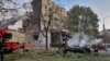 Personel layanan darurat berupaya memadamkan api menyusul serangan Rusia di Cherkasy, Ukraina, Kamis, 21 September 2023. (Foto: via AP)