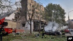 Personel layanan darurat berupaya memadamkan api menyusul serangan Rusia di Cherkasy, Ukraina, Kamis, 21 September 2023. (Foto: via AP)