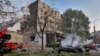 ARCHIVO - En esta fotografía proporcionada por el Servicio de Emergencia de Ucrania, el personal de los servicios de emergencia trabaja para extinguir un incendio tras un ataque ruso en Cherkasy, Ucrania, el jueves 21 de septiembre de 2023. 