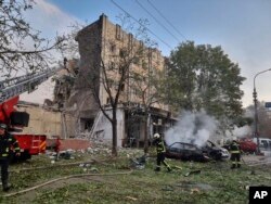 Personil layanan darurat sedang berupaya memadamkan api menyusul serangan Rusia di Cherkasy, Ukraina, Kamis, 21 September 2023. (Foto: via AP)
