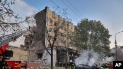 រូបភាព​ផ្តល់ដោយអង្គភាព​សង្រ្គោះ​បន្ទាន់​អ៊ុយក្រែន​បង្ហាញ​ក្រុម​ការងារ​បន្ត​ពន្លត់​អគ្គិភ័យ​បន្ទាប់ពីមានការវាយប្រហារ​​ដោយរុស្ស៊ី​ក្នុង​ទីក្រុង Cherkasy ប្រទេស​អ៊ុយក្រែន​កាលពីថ្ងៃទី​២១ កញ្ញា ឆ្នាំ២០២៣។(Ukrainian Emergency Service via AP)