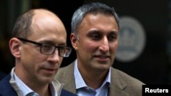 El presidente ejecutivo de Twitter, Dick Costolo y el director financiero, Mike Gupta, seguirán con expectativa la IPO de lla compañía este jueves.