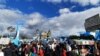 Cientos de personas protestan en la Plaza de la Constitución de Guatemala el 21 de noviembre de 2020 contra la aprobación del presupuesto para 2021 y pidiendo la renuncia de las autoridades. [Foto: VOA / Eugenia Sagastume]