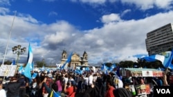 Cientos de personas protestan en la Plaza de la Constitución de Guatemala el 21 de noviembre de 2020 contra la aprobación del presupuesto para 2021 y pidiendo la renuncia de las autoridades. Foto de Eugenia Sagastume, VOA.
