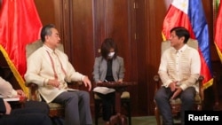 中国外长王毅2022年7月6日访问马尼拉时会见菲律宾总统小马科斯。（菲律宾总统府照片）