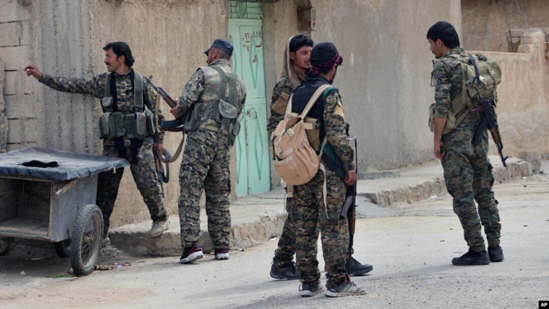 Pasukan Demokratik Suriah (SDF) yang didukung Amerika, melakukan patroli di kota Tabqa, Suriah timur laut (foto: dok). 