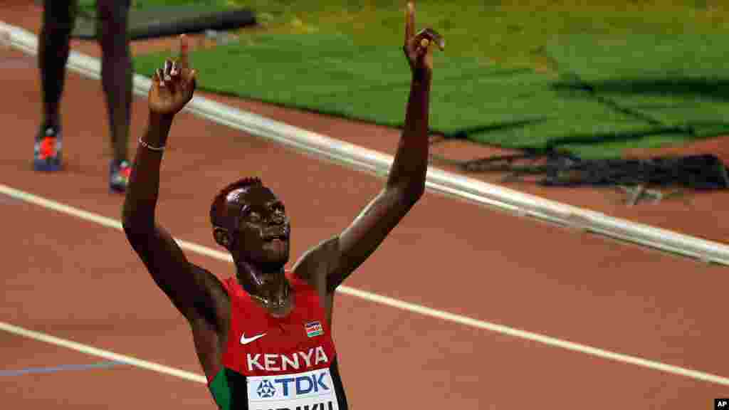 Mkenya Caleb Mwangangi Ndiku akisherehekea ushindi wake wa fedha nyuma ya Mohammed Farah