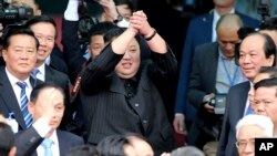 El líder norcoreano Kim Jong Un, en el centro, saluda al salir de una estación ferroviaria en Dong Dang, ciudad fronteriza de Vietnam. Foto de archivo.