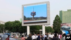 22일 북한 평양역 앞에 설치된 대형 전광판에서 '북극성-2형' 탄도미사일 시험발사에 관한 보도가 나오고 있다.