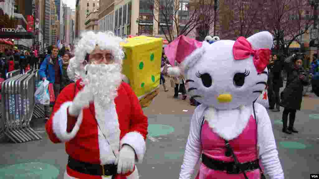 梅西百货的员工打扮成圣诞老人以吸引人潮